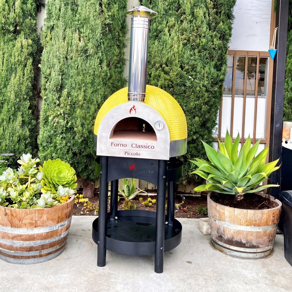 Piccolo 65 brick pizza oven in the garden