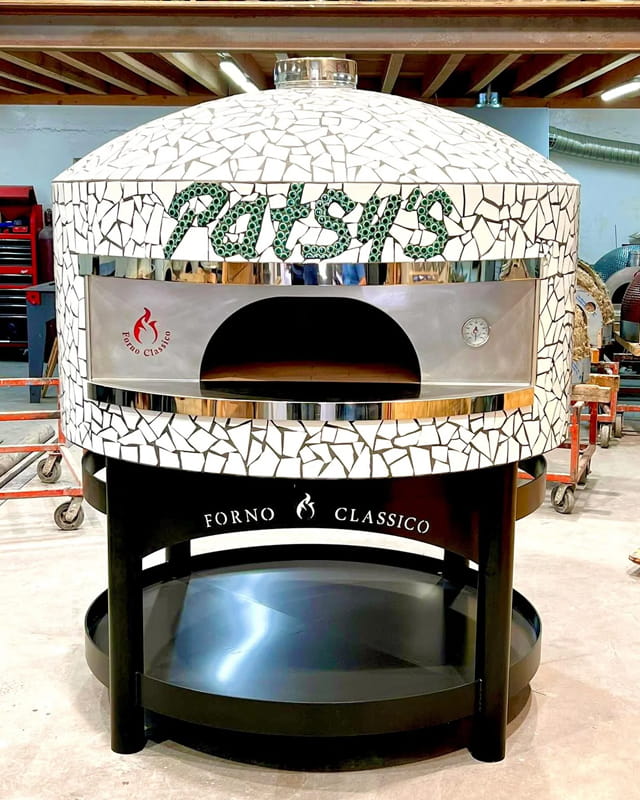 Forno Classico Colosso in a white tile pattern with a green tile pattern showing "Patsy's"